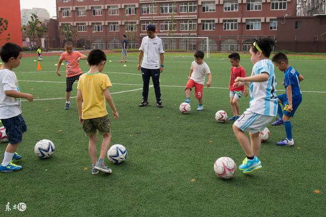 欧洲金靴实时榜单：莱万领跑 萨拉赫位列次席