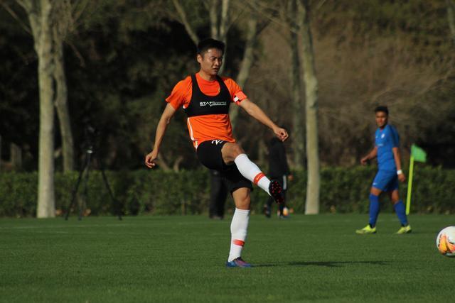 记者：本坦库尔因种族歧视孙兴慜 被英足总禁7场